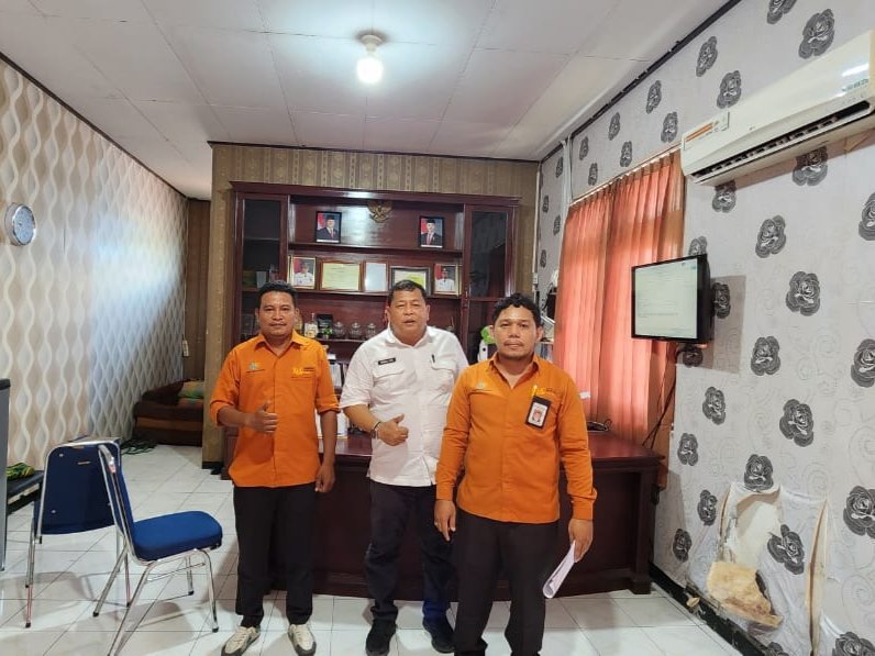 Kepala Dinas Perkebunan Fakfak Widhi Asmoro Jati Bersama perwakilan BPS Fakfak, Jaya Sinaga, S.ST dalam konfirmasi dan validasi data. 