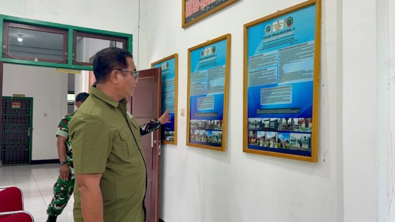 Komandan Korem (Danrem) 182/JO Kolonel Inf Irwan Budiana, S.E., M.M., M.Han menegaskan pentingnya kepemimpinan yang berorientasi pada kemanusiaan, penegakan disiplin prajurit, serta kepekaan terhadap kondisi sosial masyarakat saat melaksanakan kunjungan kerja ke Koramil 1806-02/Babo, Papua Barat, Senin (26/1/2026). (foto: Ist)