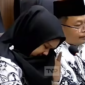 Indah Permata Sari menangis saat sidang di DPR ketika menyampaikan bagaimana ia mengemban lebih dari satu pekerjaan, di samping mengajar, untuk mencukupi kebutuhan hidupnya.