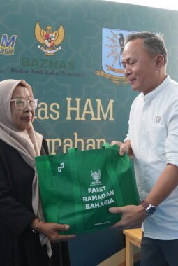 Jelang Ramadhan, Wamen HAM Serahkan Santunan kepada Keluarga Korban Tragedi Mei 1998