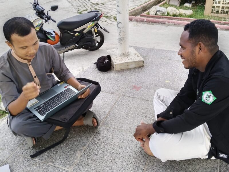 Proses wawancara secara offline dilakukan Relawan Rumah Zakat kepada calon relawan di RTH. KH. Ma'aruf Amin, Fakfak.