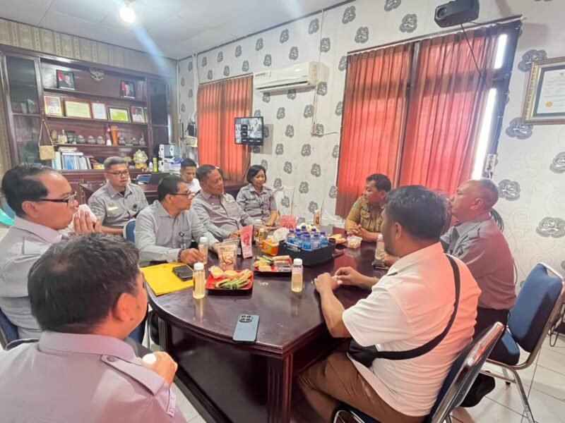 Kemenkum Papua Barat menyatakan dukungan penuh terhadap upaya perlindungan Hak Kekayaan Intelektual (HKI) bagi produk turunan pala dihadapan Kepala Dinas Perkebunan Fakfak Widhi Asmoro Jati, ST.MT.