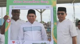 Bupati Fakfak Samaun Dahlan berpose dan turut berbahagia menyambut Ramadhan 1447 H.