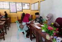 Ketua PD Muhammadiyah Fakfak Dr. H. Karim Abdurrahman, S.Ag., M.M., menyerahkan langsung Dana  pembangunan dan SPP kepada salah seorang wali siswa kelas 1.
