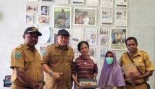 Kepala Dinas Perkebunan Fakfak Widhi Asmoro Jati mengunjungi salah seorang pengusaha pala. Harga fuli pala (bunga pala) varietas Tomandin kini menembus Rp250.000 per kilogram.